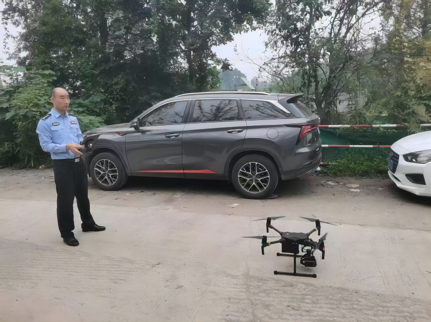 张刚利用无人机进行高空侦查。蒲江县公安局供图