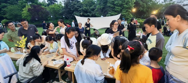 外地游客品尝成都美食。主办方供图