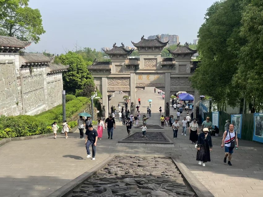 “五一”期间，圆觉洞景区人气旺。安岳县文广旅局供图