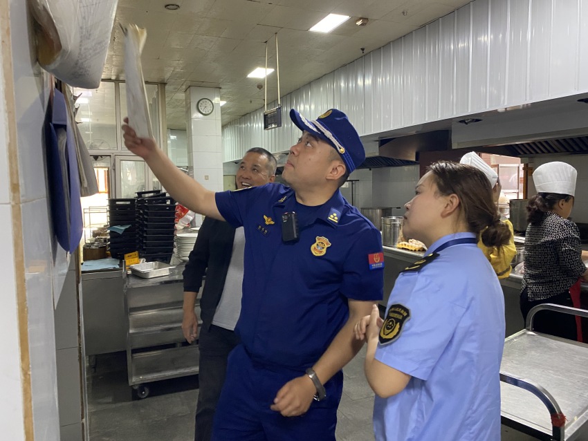 消防联合各部门对餐饮场所进行消防检查。青神县消防救援大队供图