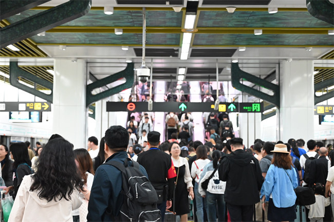 “五一”期间，成都轨道交通线网客流量增加。成都轨道集团供图