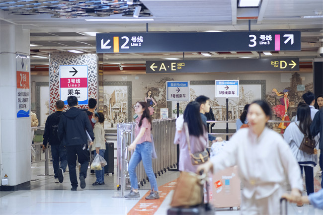“五一”期间，成都轨道交通线网客流量增加。成都轨道集团供图