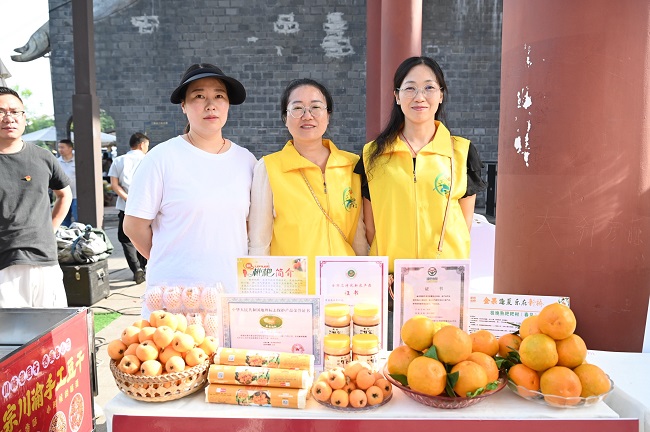 荣县特产亮相美食荟。荣县融媒供图