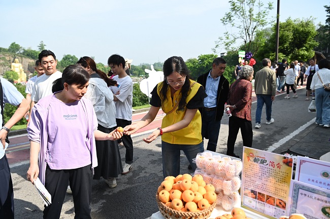 荣县特产亮相美食荟。荣县融媒供图