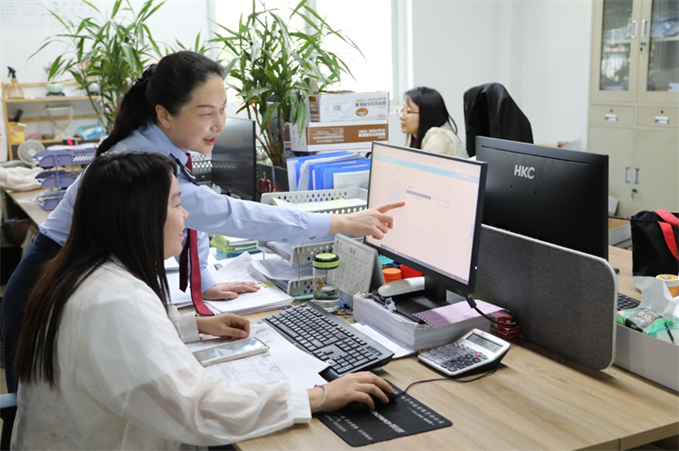 税务干部到企业讲解纳税信用扣分标准。四川省税务局供图