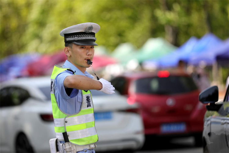 交警指挥车辆有序通行。高志农供图