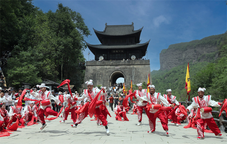 劍門關關樓景點處，正在進行安塞腰鼓表演。劍閣縣委宣傳部供圖
