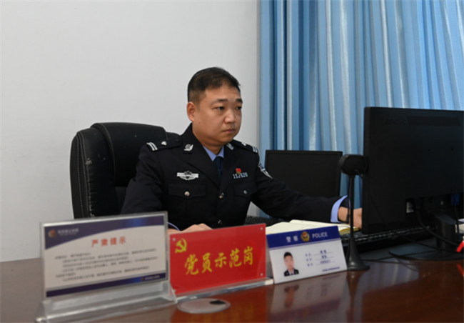 资阳市安岳县公安局岳阳派出所所长李炜。资阳市公安局供图
