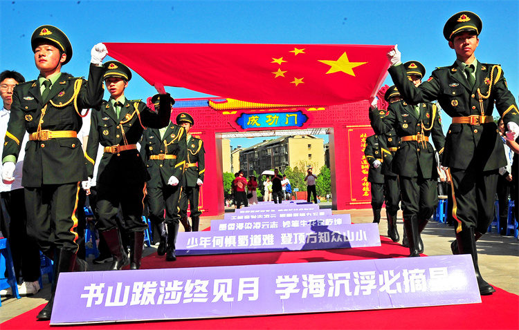 举行升旗仪式。张文良供图
