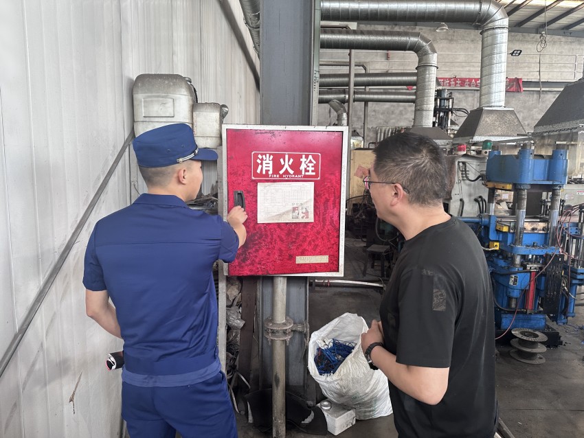 消防检查人员正在开展消防安全检查。眉山天府新区消防救援大队供图