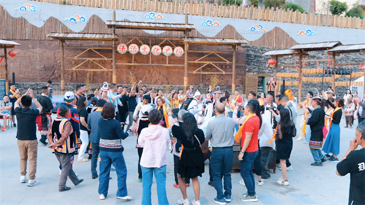 考察团在九寨沟景区。主办方供图