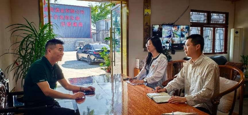 政策攻坚专班现场驻点指导企业。邛崃市临邛镇党办供图