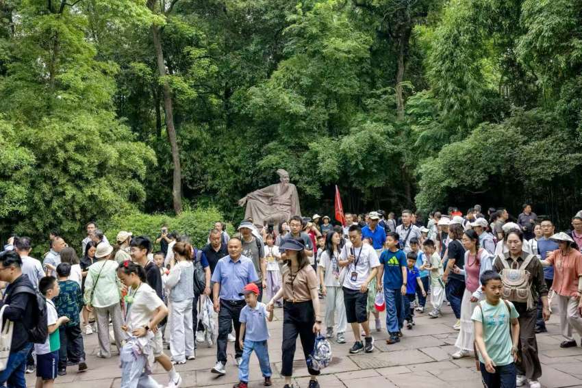 游客漫步三苏祠品读三苏文化。侯建明摄