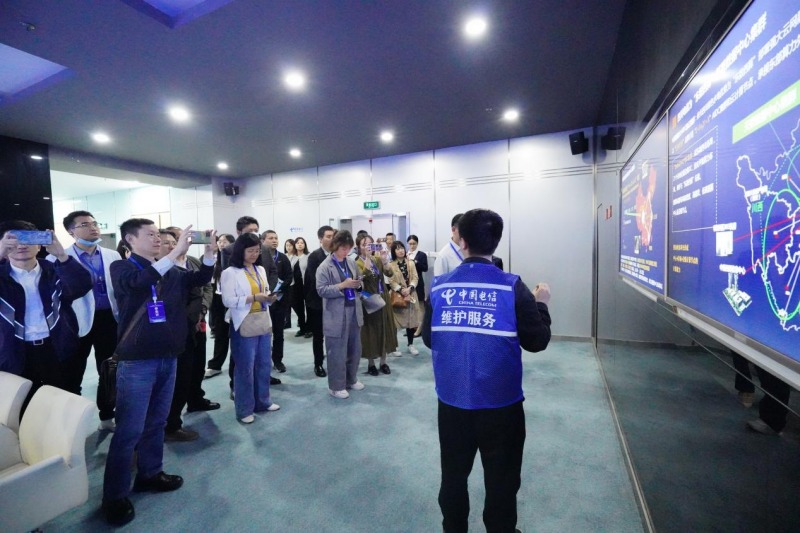 參觀中國電信西部信息中心運營商通信應用展廳。主辦方供圖