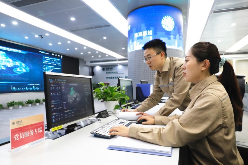 2024年5月11日，国网成都供电公司员工使用分钟级电力感知平台，精准监测分析配网运行工况，实现配网抢修效率大幅提升。谢勇摄