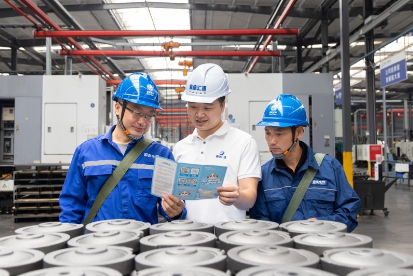 2024年6月20日，国网雅安电力（集团）公司员工走进赢信汇通（雅安）智能制造有限公司开展“e起节电”宣传。曹颀摄