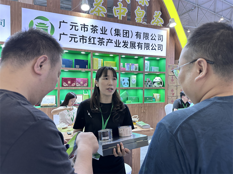 客商了解广元茶叶。刘怀英供图