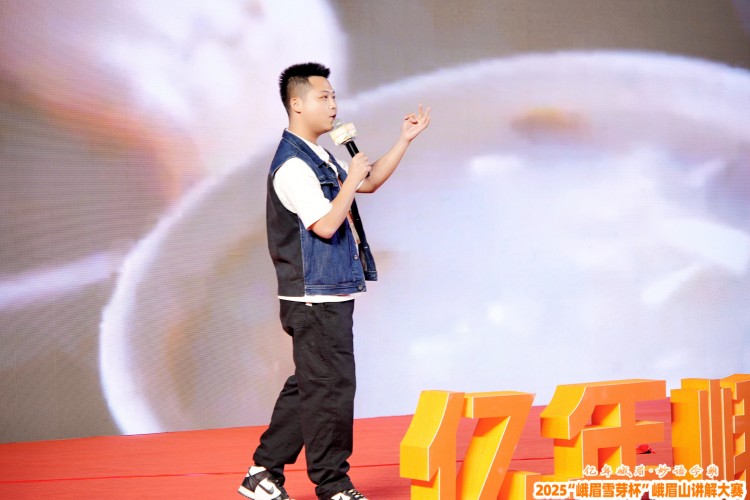 参赛选手讲解峨眉山文化。主办方供图