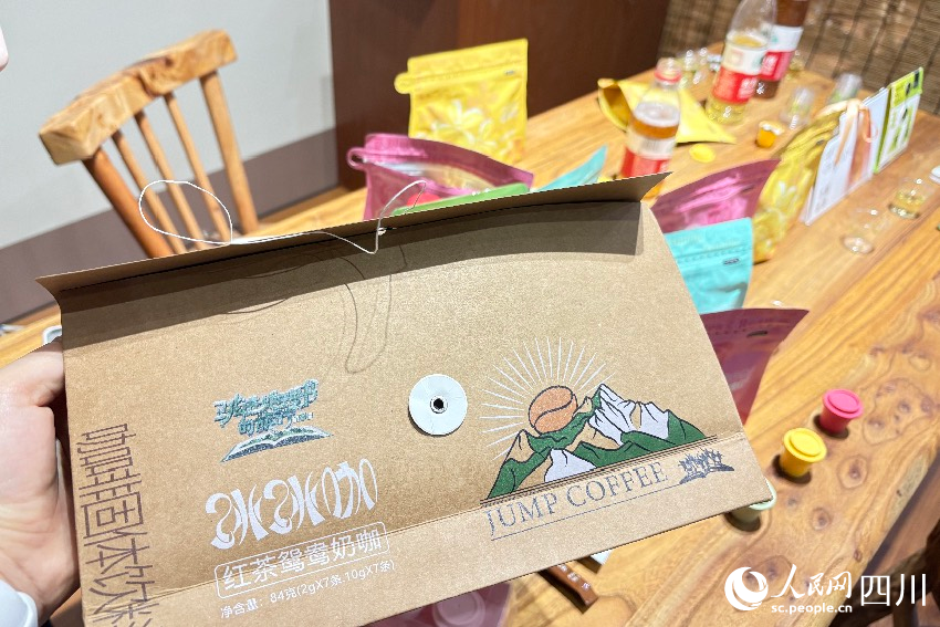 万源市杯来茶往生物技术有限公司展出的茶产品。人民网记者朱虹摄