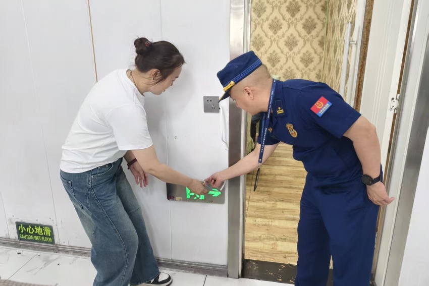 广元指导酒店排查消防安全隐患。四川省消防救援总队供图