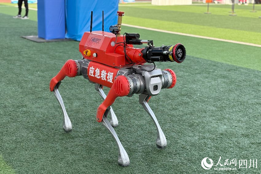 應急搜救四足機器犬。人民網記者 朱虹攝