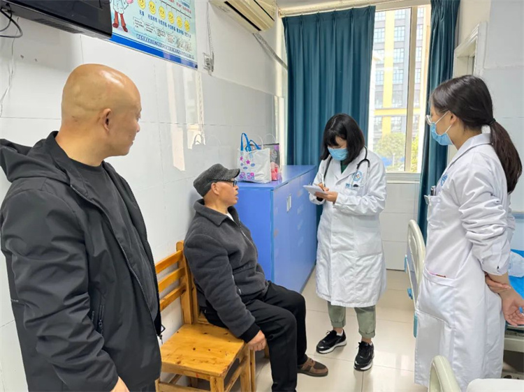 医院为新增监测户袁正平提供医疗服务。剑阁县第一人民医院供图