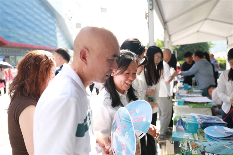 市民现场了解防灾减灾知识。黄成薇供图
