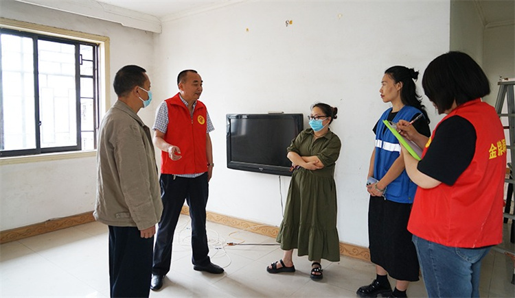 调解员入户了解居民反映的问题。绵竹市融媒体中心供图