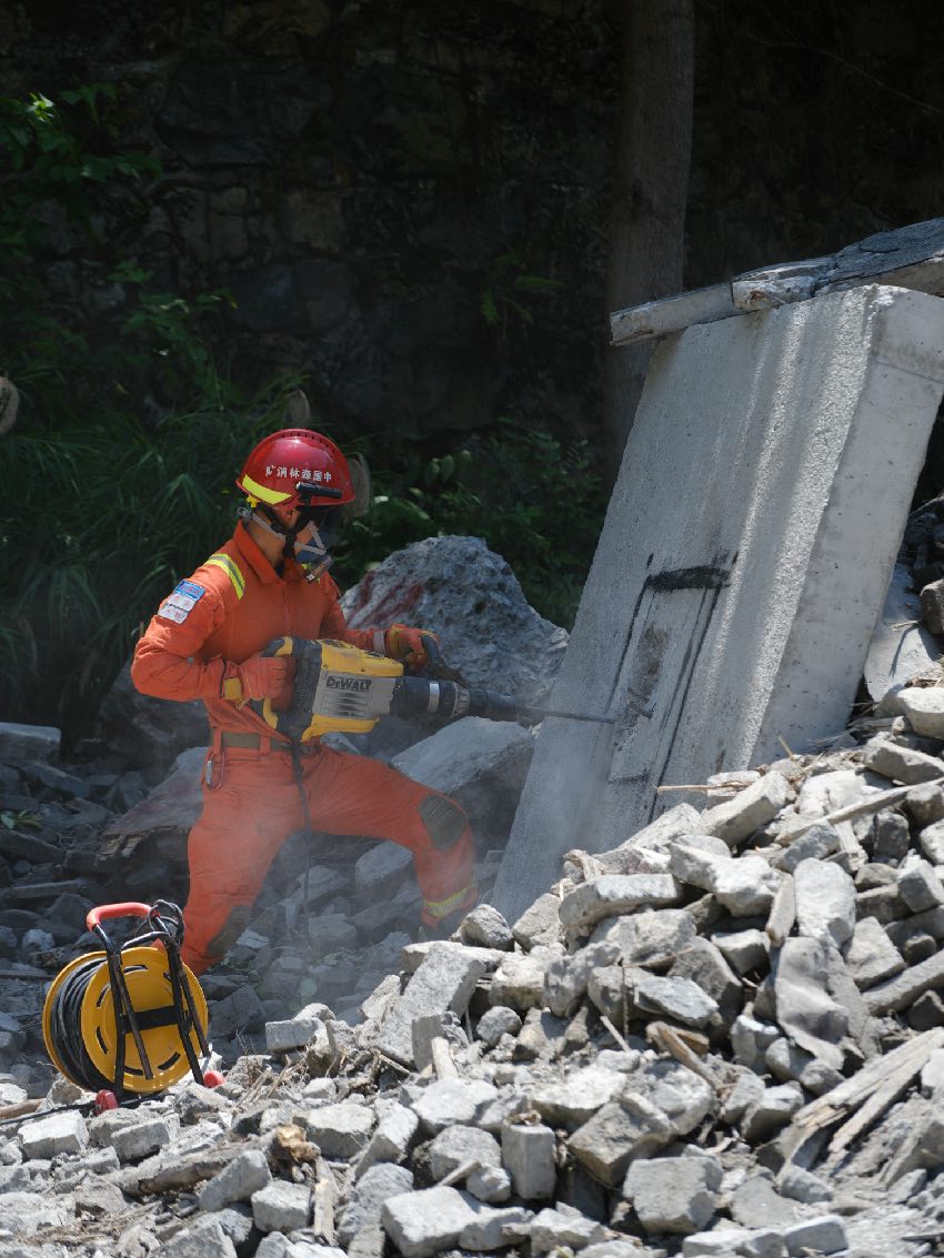 5月12日，雅安石棉，消防員正常使用無齒鋸切割廢墟建筑，解救“被埋人員”。程雪力攝