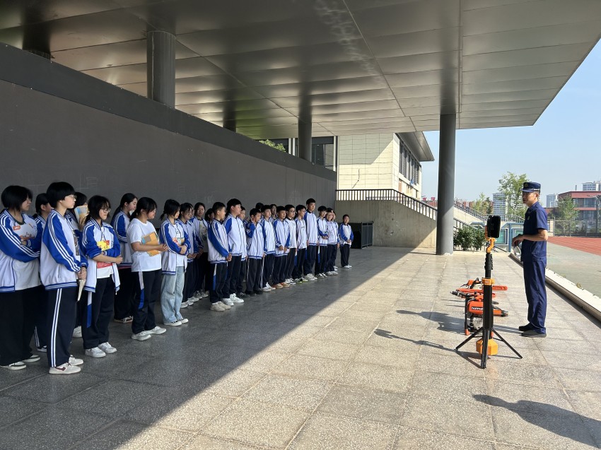眉山天府新区消防在学校开展消防安全知识宣传活动。眉山天府新区消防救援大队供图