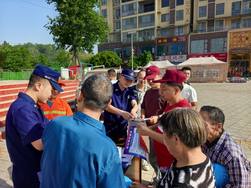 宣传活动现场发放资料。眉山天府新区消防救援大队供图