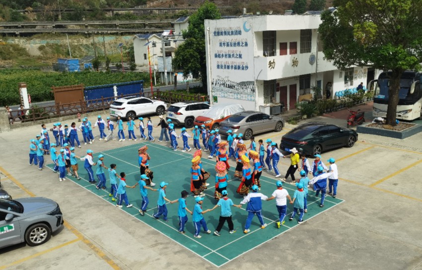 学生们体验傈僳族传统舞蹈“嘎且且撒勒舞”。德昌县委宣传部供图