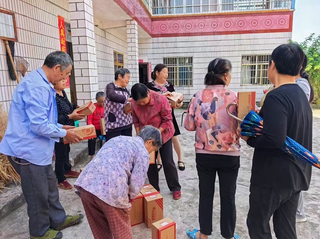 妈妈们领取新鞋。张庆麟供图