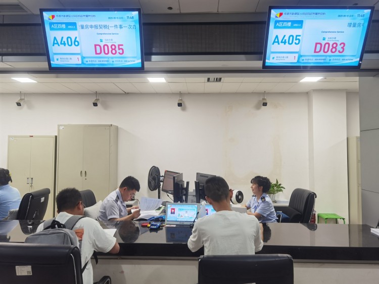 購房者正在申報契稅。成都市稅務局供圖