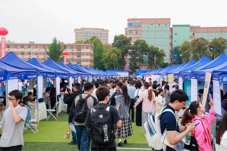 招聘会现场。乐山市融媒体中心供图