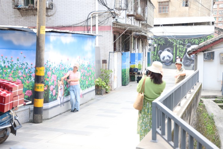 不少市民来此打卡。翠屏区融媒体中心供图