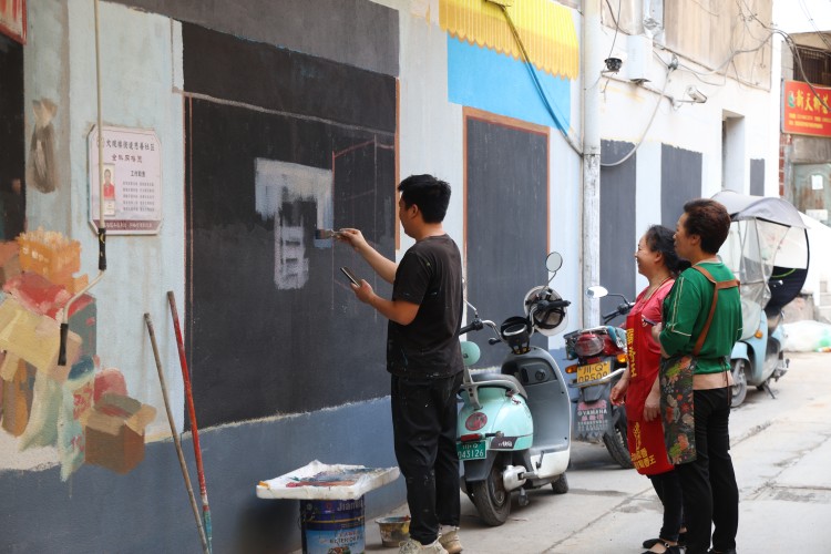 居民围观画师作画。翠屏区融媒体中心供图