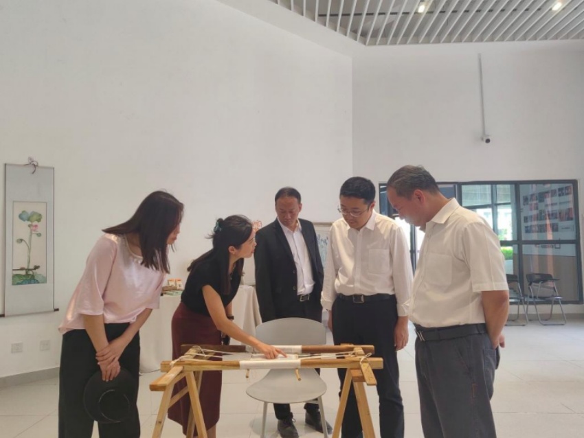 考察团队参观龙凤产教园区数字文旅学院实训室。四川职业技术学院供图