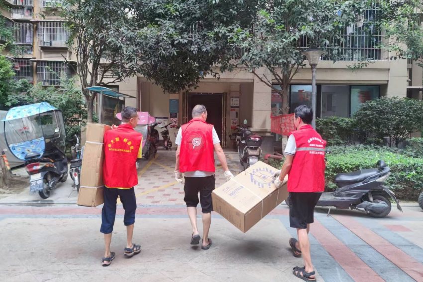 志愿者为残疾人送辅助器具。青白江区委社会工作部供图