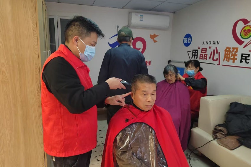 志愿者为社区老人理发。青白江区委社会工作部供图