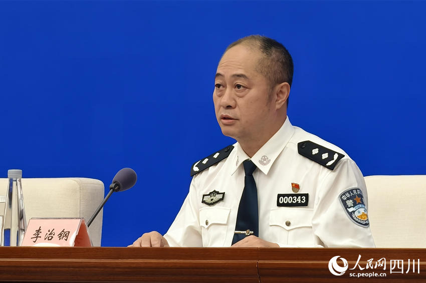 四川省公安厅经侦总队总队长李治钢。人民网 赵祖乐摄