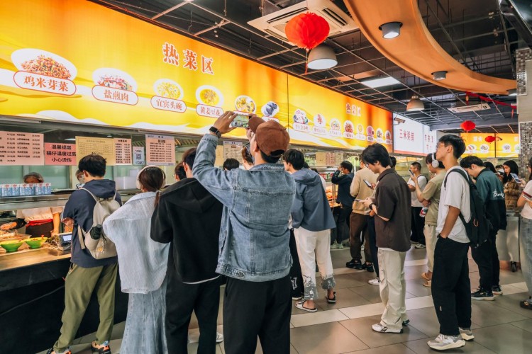 同济大学学生排队取宜宾美食。李媛媛供图