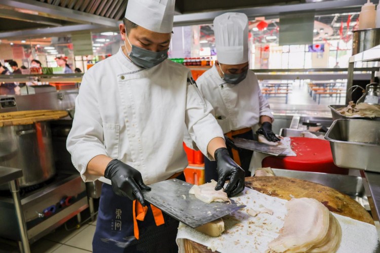 宜宾厨师在同济大学做美食。李媛媛供图