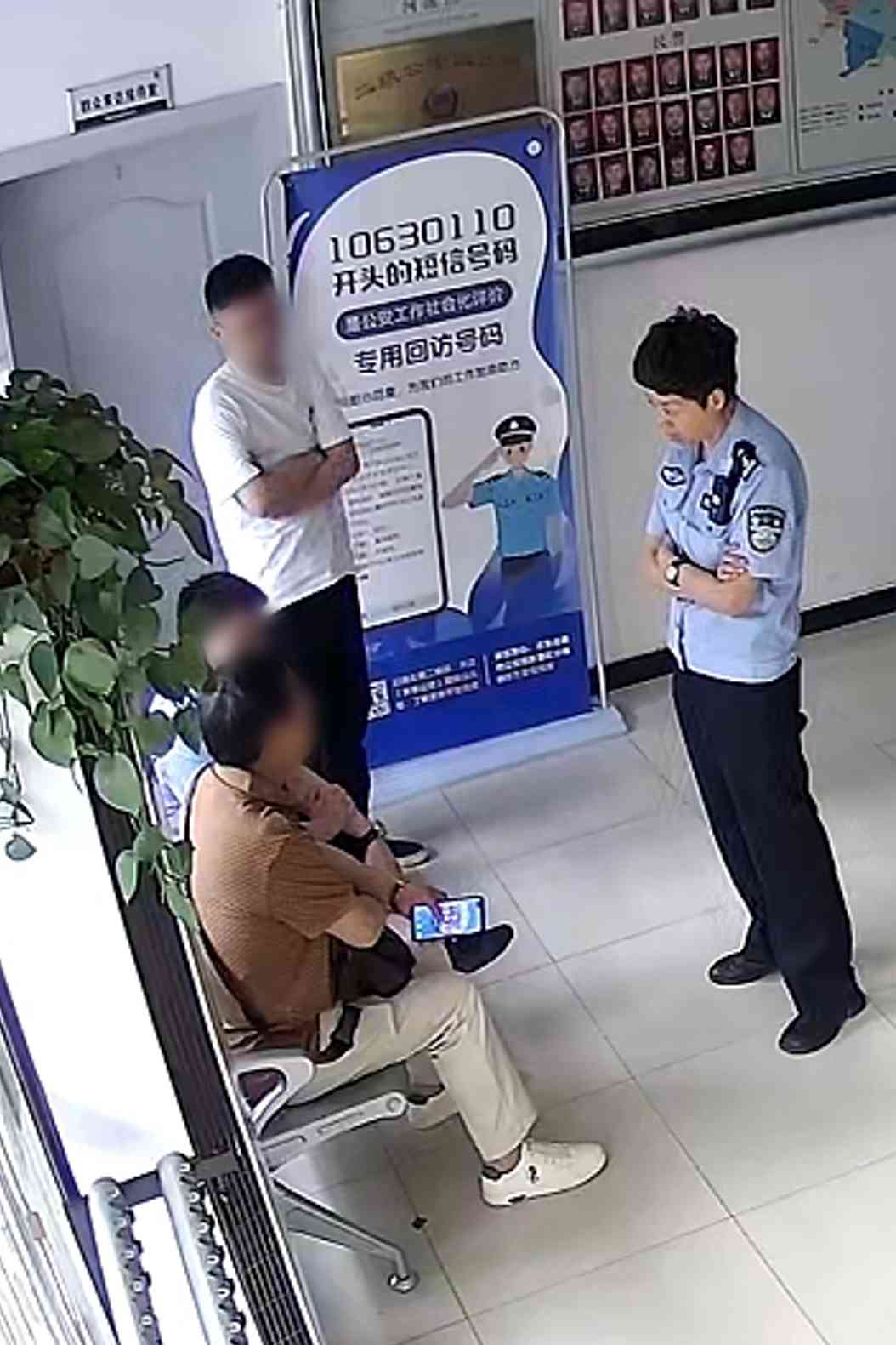 民警将李先生带回派出所了解详细经过。新都公安供图