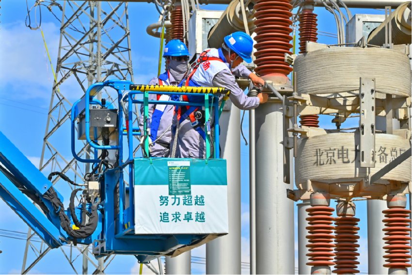 5月7日，在四川省凉山州锦屏±800千伏特高压换流站，国网四川送变电公司检修人员正在解除直流场设备引线，做好电气试验准备工作。彭宝俊摄