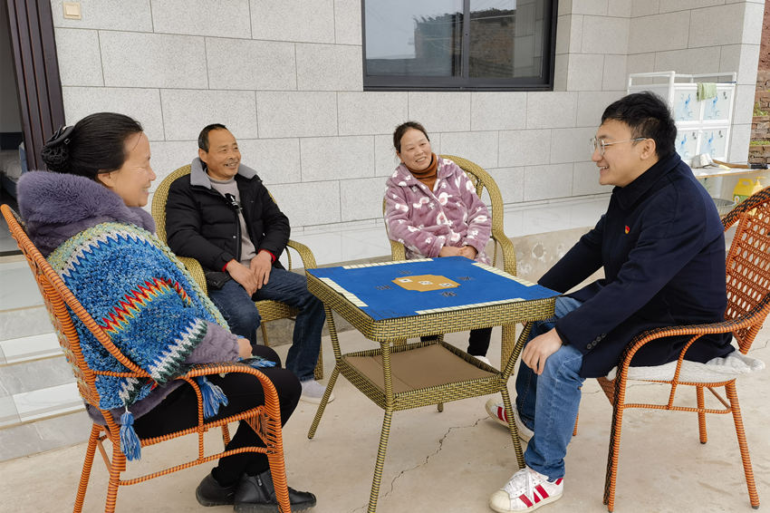 胡羚锐（右一）在村民家中做调解,事后回访。荣县烟草供图