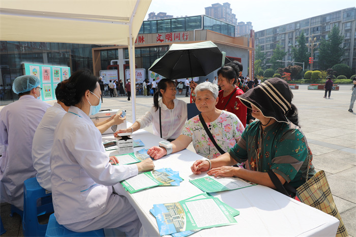 市民在川东北渝北新时代文明实践综合体广场接受义诊。江吉摄