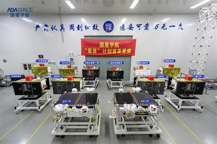 “崇州号”（第2排左2）。崇州市委宣传部供图