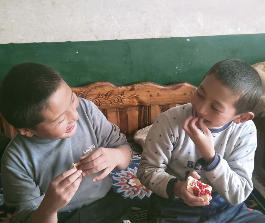 孩子們吃起石榴很開心。受訪者供圖