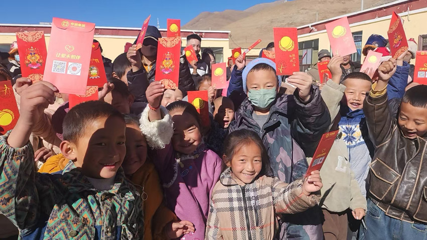 孩子們拿到了愛心紅包。受訪者供圖